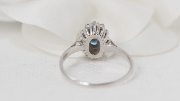Margeritenring aus Weißgold, Saphir und Diamanten