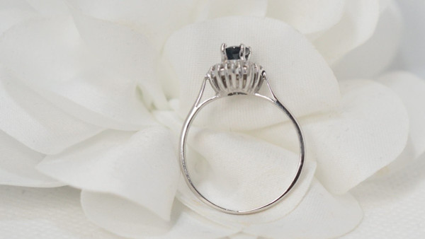Margeritenring aus Weißgold, Saphir und Diamanten