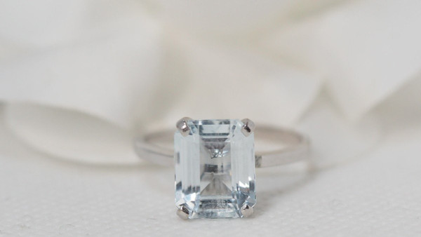 Anello In Oro Bianco E Acquamarina