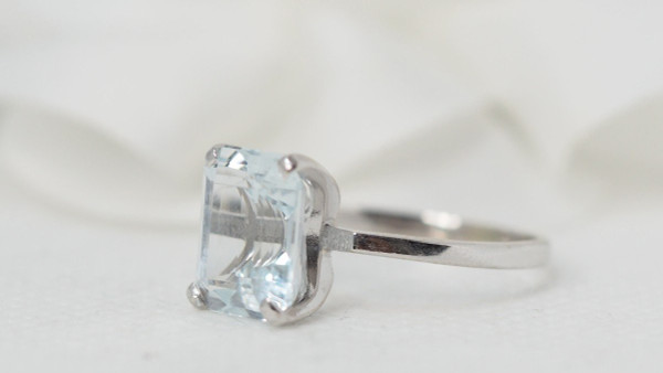 Anello In Oro Bianco E Acquamarina