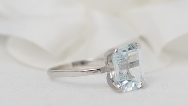 Anello In Oro Bianco E Acquamarina