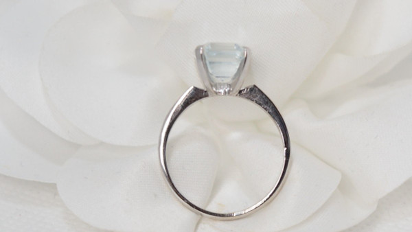 Anello In Oro Bianco E Acquamarina