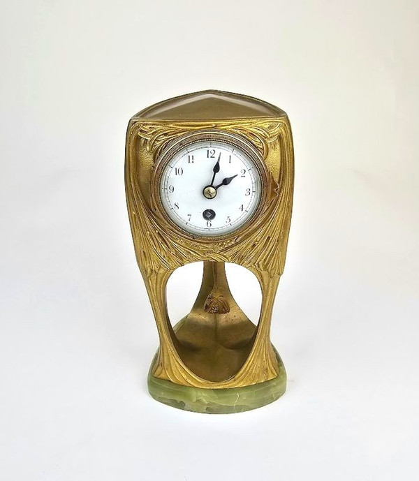 Art Nouveau Pendulum In Gilt Bronze "aux Pins"
