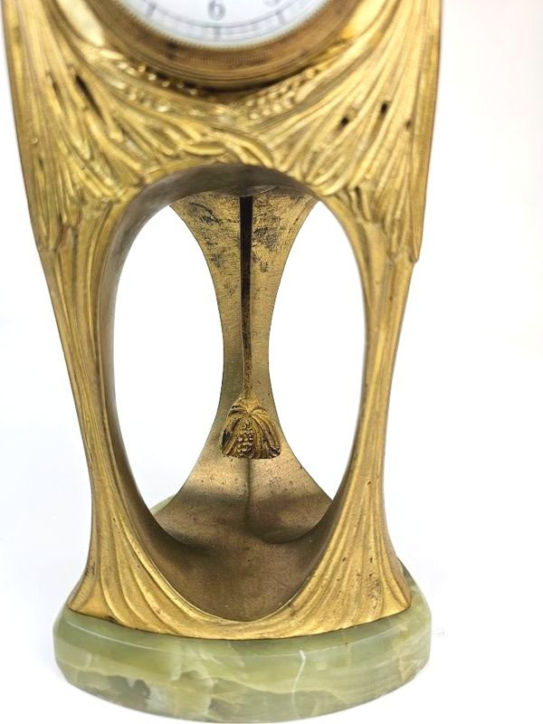 Art Nouveau Pendulum In Gilt Bronze "aux Pins"