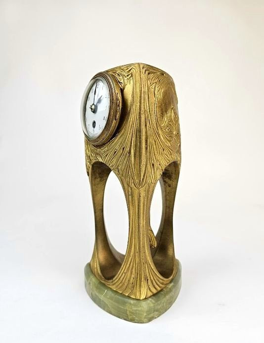 Art Nouveau Pendulum In Gilt Bronze "aux Pins"