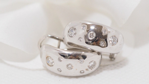 Orecchini in oro bianco con diamanti
