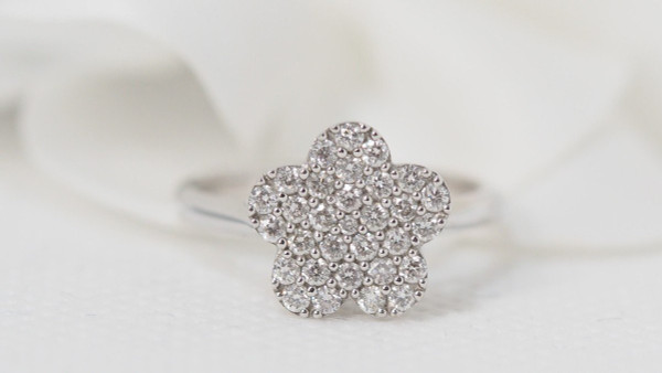 Anello Fiore In Oro Bianco E Diamanti