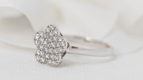 Anello Fiore In Oro Bianco E Diamanti
