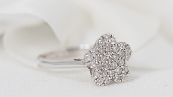 Anello Fiore In Oro Bianco E Diamanti