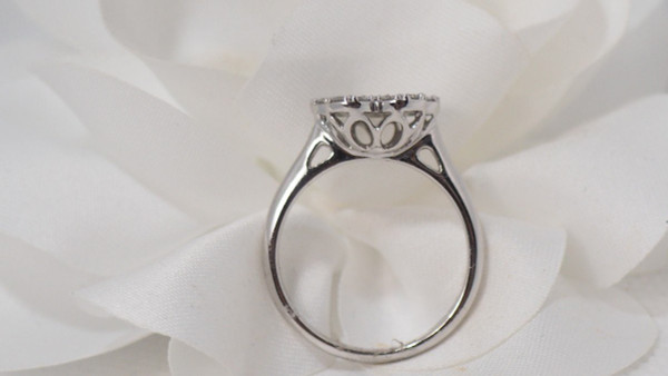 Anello Fiore In Oro Bianco E Diamanti