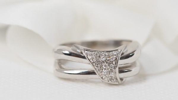 Anello Nodo In Oro Bianco E Diamanti