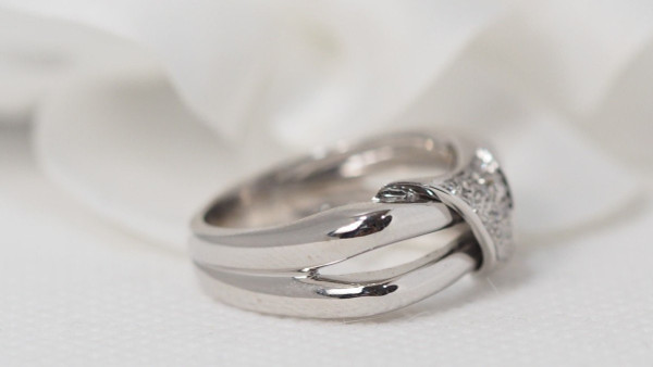Anello Nodo In Oro Bianco E Diamanti