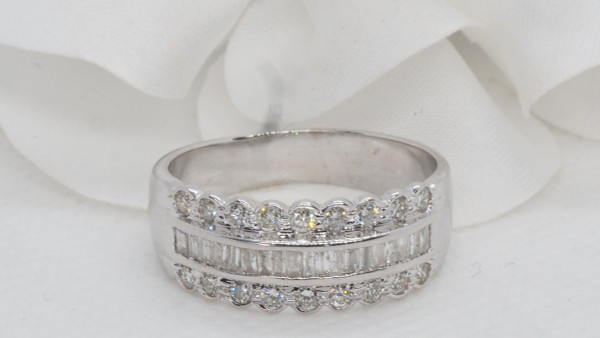 Bague Bandeau En Or Blanc Sertie De Diamants