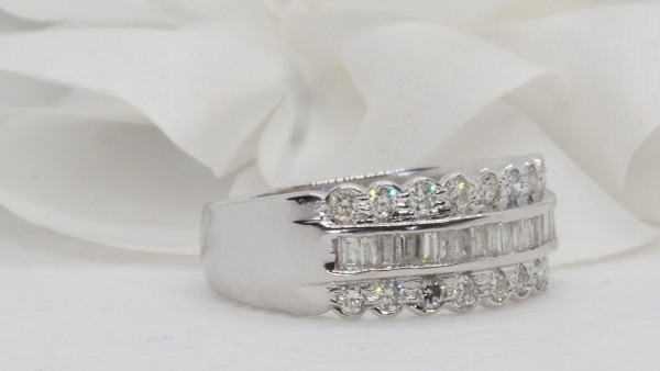 Bague Bandeau En Or Blanc Sertie De Diamants