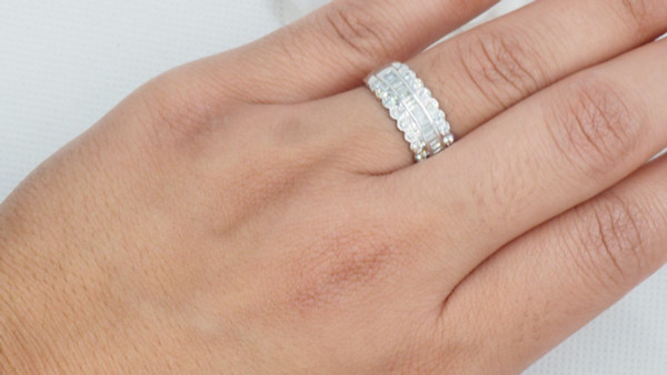 Bague Bandeau En Or Blanc Sertie De Diamants
