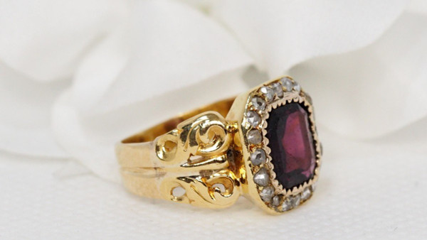 Bague En Or Jaune, Grenat  Et diamants taille rose