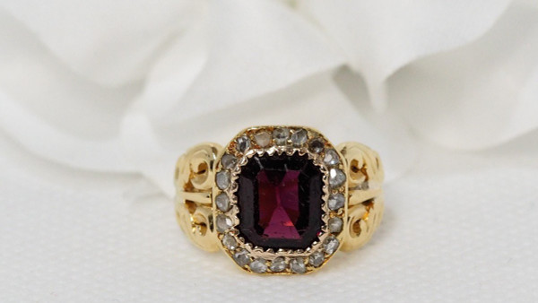 Bague En Or Jaune, Grenat  Et diamants taille rose