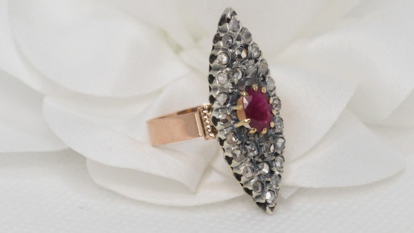 Marquise-Ring aus zweifarbigem Gold, Rubinen und Rosen