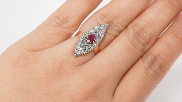 Marquise-Ring aus zweifarbigem Gold, Rubinen und Rosen