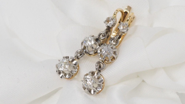 Dormeuses  En Or Jaune et gris Ornées De Diamants