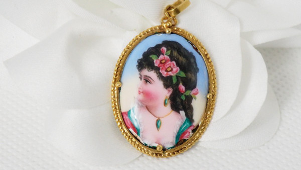 Pendentif En Or Jaune Et Porcelaine