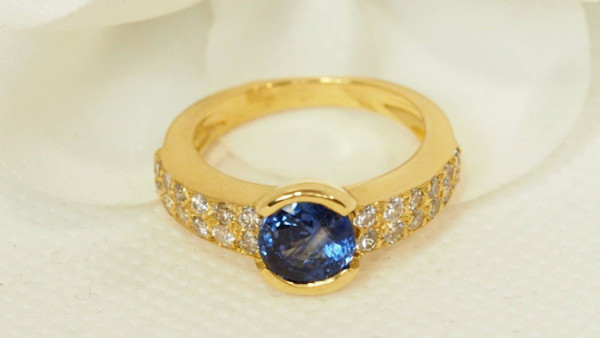 Bague En Or Jaune, Saphir De Ceylan Et Diamants