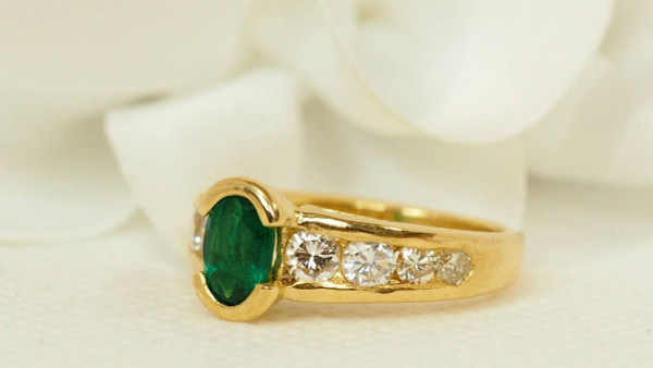 Ring aus Gelbgold, ovaler Smaragd und Diamanten