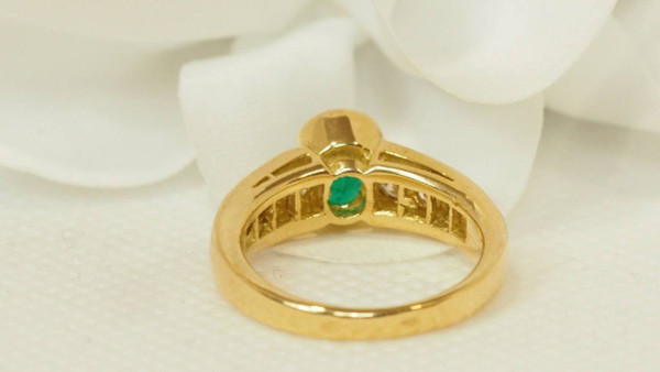 Ring aus Gelbgold, ovaler Smaragd und Diamanten