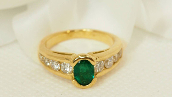 Ring aus Gelbgold, ovaler Smaragd und Diamanten