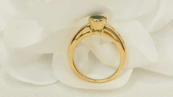Ring aus Gelbgold, ovaler Smaragd und Diamanten