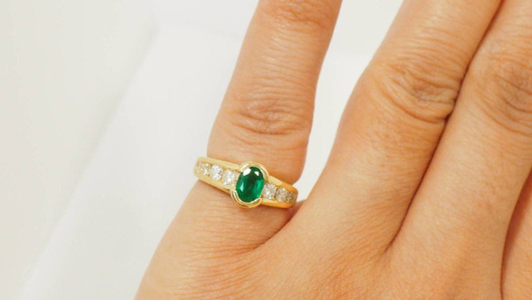 Ring aus Gelbgold, ovaler Smaragd und Diamanten