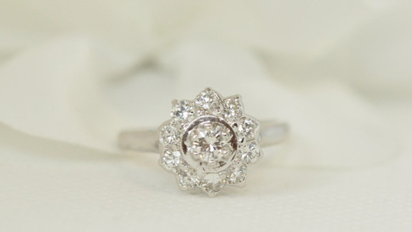Margeritenring aus Weißgold und Diamanten