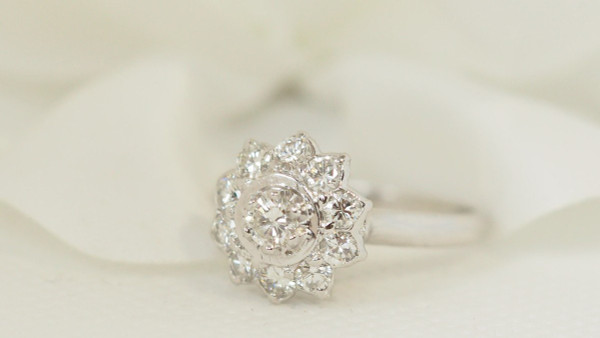 Margeritenring aus Weißgold und Diamanten
