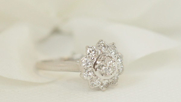 Margeritenring aus Weißgold und Diamanten