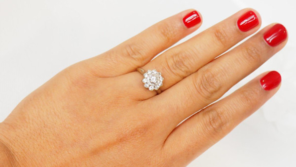 Margeritenring aus Weißgold und Diamanten