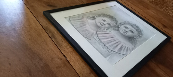 Porträt zweier kleiner Mädchen/graue Bleistiftzeichnung