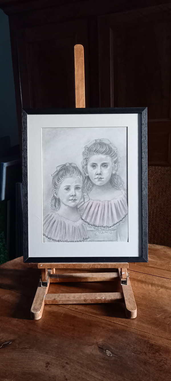Porträt zweier kleiner Mädchen/graue Bleistiftzeichnung