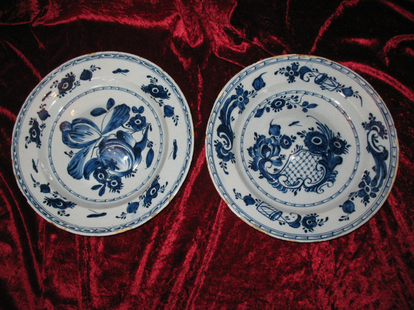 Coppia di piatti ombelicali in terracotta di Delft, XVIII secolo, decorazione floreale in blu