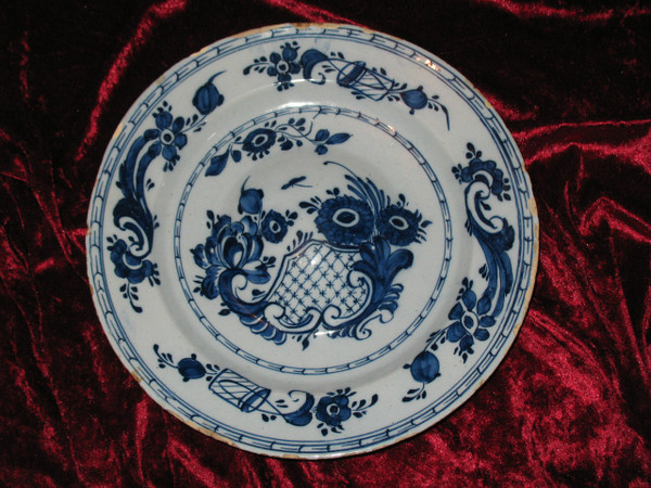 Coppia di piatti ombelicali in terracotta di Delft, XVIII secolo, decorazione floreale in blu