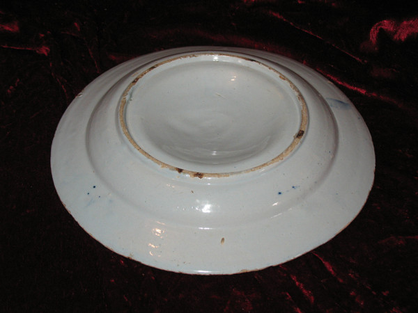 Coppia di piatti ombelicali in terracotta di Delft, XVIII secolo, decorazione floreale in blu