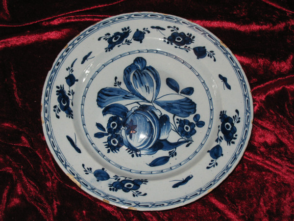 Coppia di piatti ombelicali in terracotta di Delft, XVIII secolo, decorazione floreale in blu