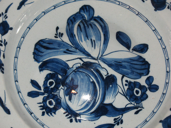 Coppia di piatti ombelicali in terracotta di Delft, XVIII secolo, decorazione floreale in blu