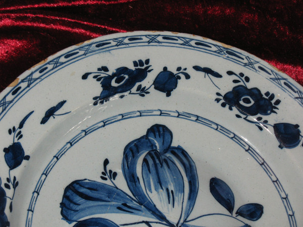 Coppia di piatti ombelicali in terracotta di Delft, XVIII secolo, decorazione floreale in blu