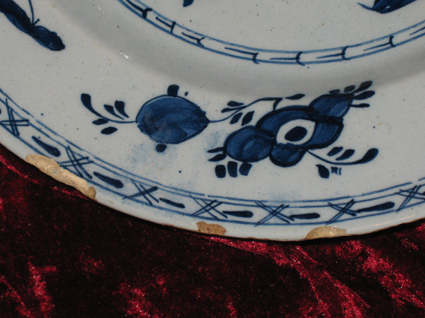 Coppia di piatti ombelicali in terracotta di Delft, XVIII secolo, decorazione floreale in blu