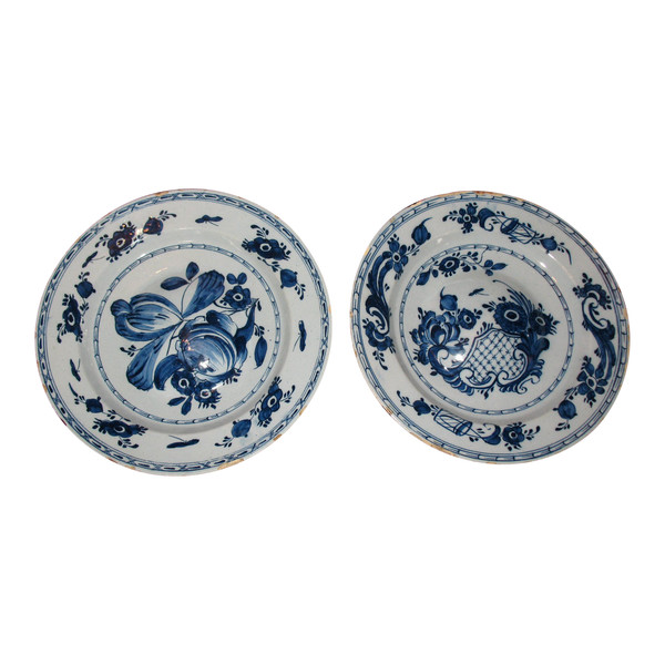 Coppia di piatti ombelicali in terracotta di Delft, XVIII secolo, decorazione floreale in blu
