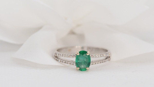 Anello In Oro Bianco, Smeraldo Ovale E Diamanti