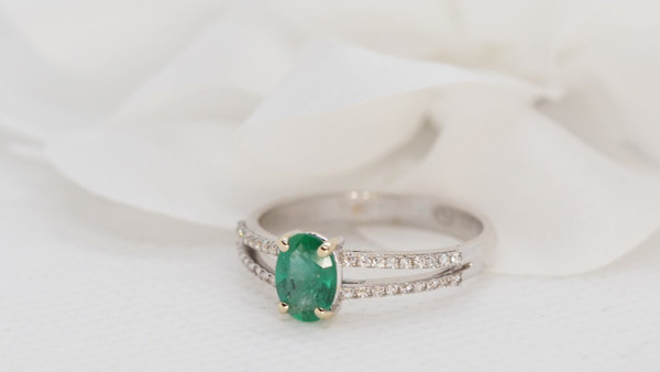 Anello In Oro Bianco, Smeraldo Ovale E Diamanti