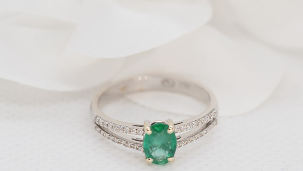 Anello In Oro Bianco, Smeraldo Ovale E Diamanti