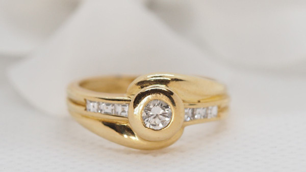 Anello In Oro Giallo E Diamanti