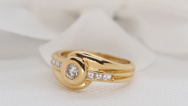 Anello In Oro Giallo E Diamanti